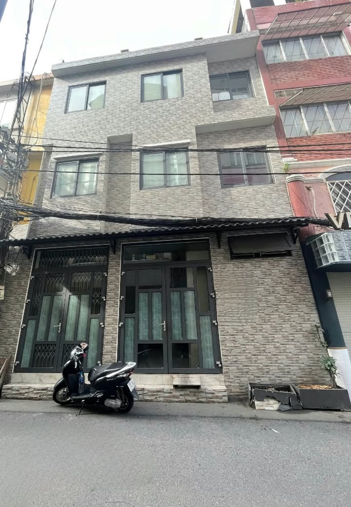 Nhà mặt tiền cho thuê tại Trần Hưng Đạo, Quận 1 - Diện tích 54m², giá 30 triệu/tháng - Kinh doanh thuận lợi!