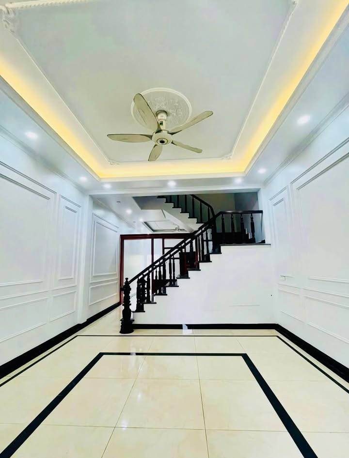 Nhà 5 tầng Thạch Bàn 60m² giá 9 tỷ - Ô tô vào tận cửa, thuận tiện sinh hoạt!