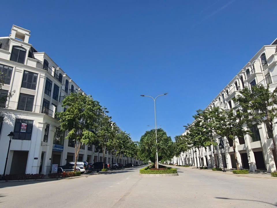 Nhà liền kề Hinode Royal Park, Kim Chung 100m² giá 22 tỷ - Sổ đỏ chính chủ, ô chờ thang máy!