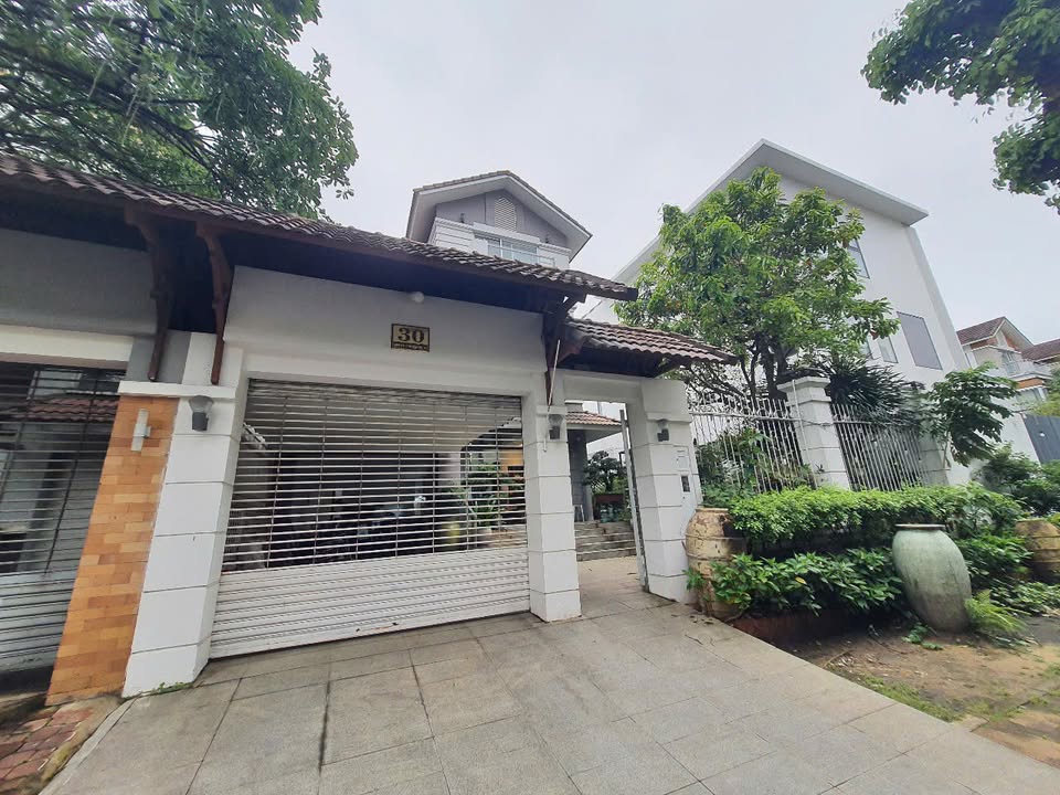 Cho thuê biệt thự khu Nam Phú, Tân Thuận Đông, Quận 7 - Full nội thất cao cấp chỉ 85 triệu/tháng!