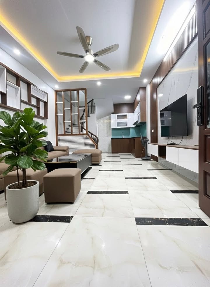 Nhà phố Lĩnh Nam, Hoàng Mai 32m² giá 7 tỷ - Mặt tiền thông thoáng, gần chợ đêm!