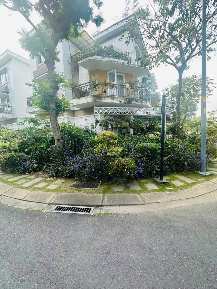 Nhà đẹp 137m² tại KDC Phong Phú 4 giá 16 tỷ - Sân vườn thoáng đãng!