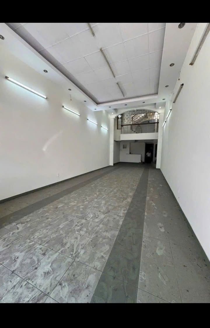 Cho thuê nhà nguyên căn mặt tiền đường Thống Nhất Nha Trang 130m² giá 30 triệu - Vị trí đắc địa!