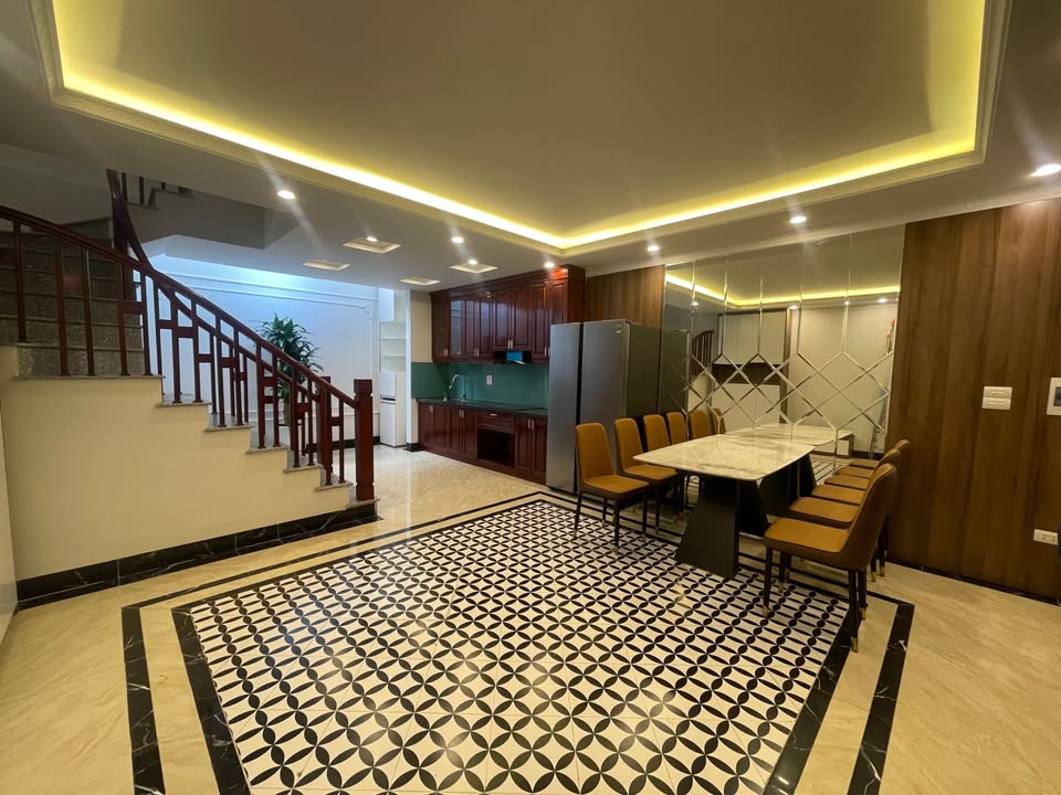 Nhà 6 Tầng Thạch Bàn 42m² giá 10.9 tỷ - Ô tô đỗ cửa, nội thất cao cấp!