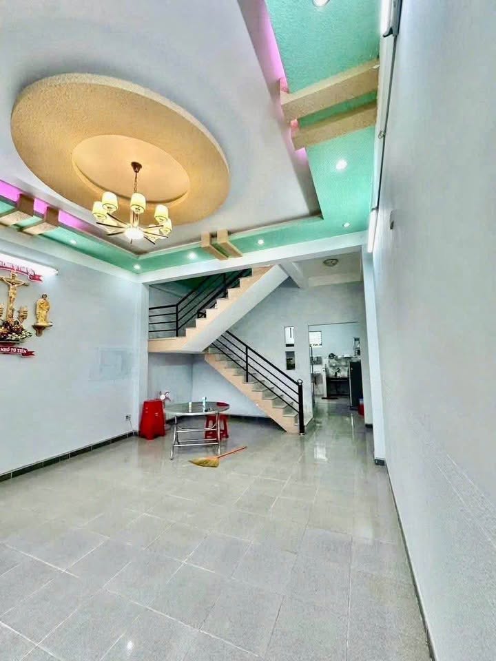 Bán Nhà 2 Lầu Đường Ô Tô Gần Chợ Tân Biên - Diện Tích 75m² chỉ 1.999 tỷ!