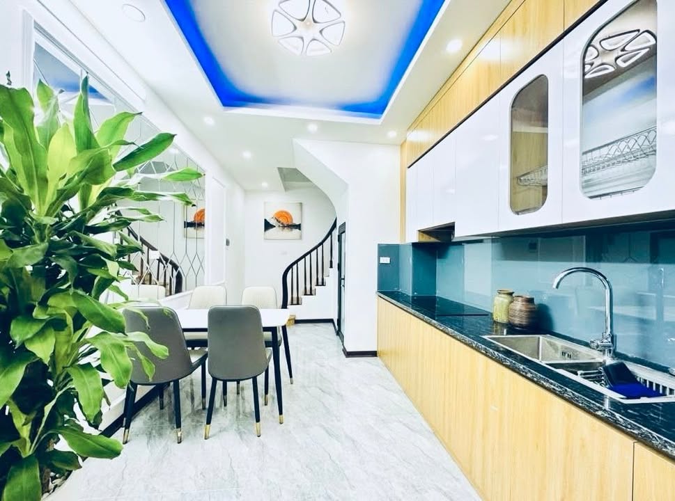 Nhà 5 tầng Minh Khai 35m² giá 8 tỷ - Sổ đỏ chính chủ, tiện nghi đầy đủ!