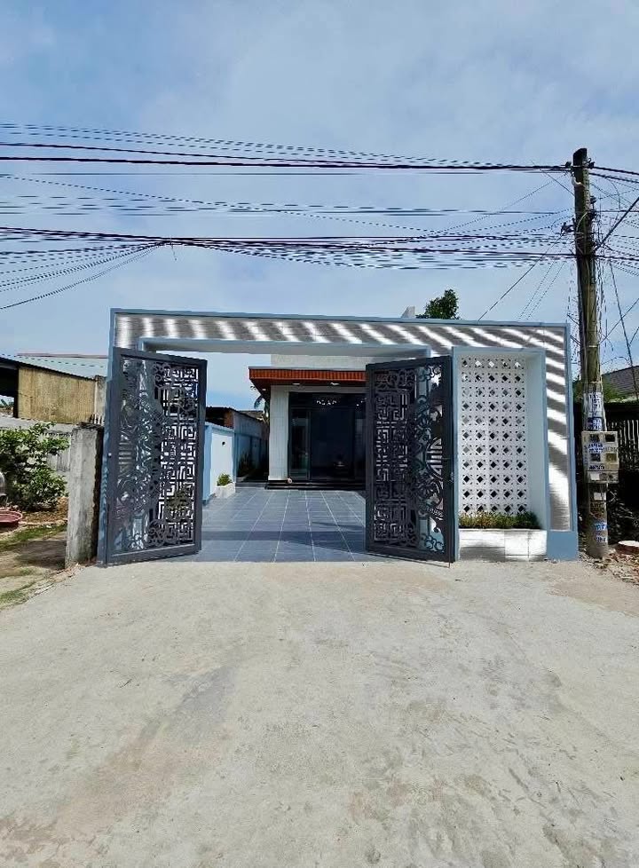 Nhà Sân Vườn Hòa Thành 300m² giá 1.85 tỷ - Thiết kế hiện đại, tiện ích đầy đủ!