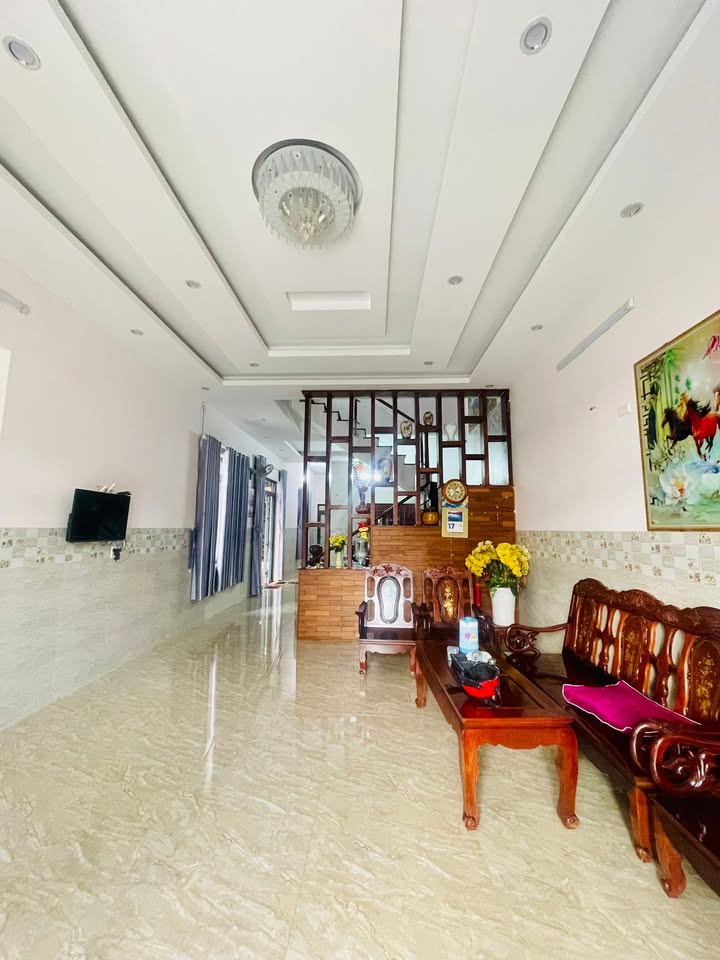 Nhà đẹp 2 tầng tại Đông Gia Nghĩa 300m² giá 3.9 tỷ - Kinh doanh sầm uất!