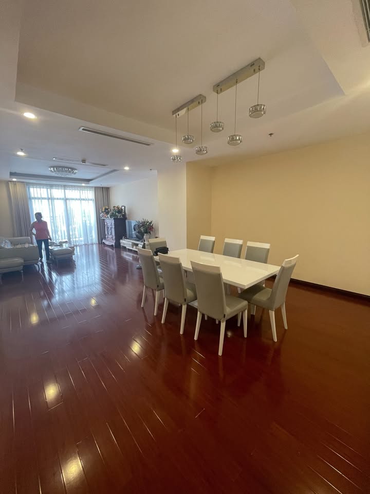 Căn hộ 3PN 172m² Royal City giá thỏa thuận - Đầy đủ nội thất, hướng mát