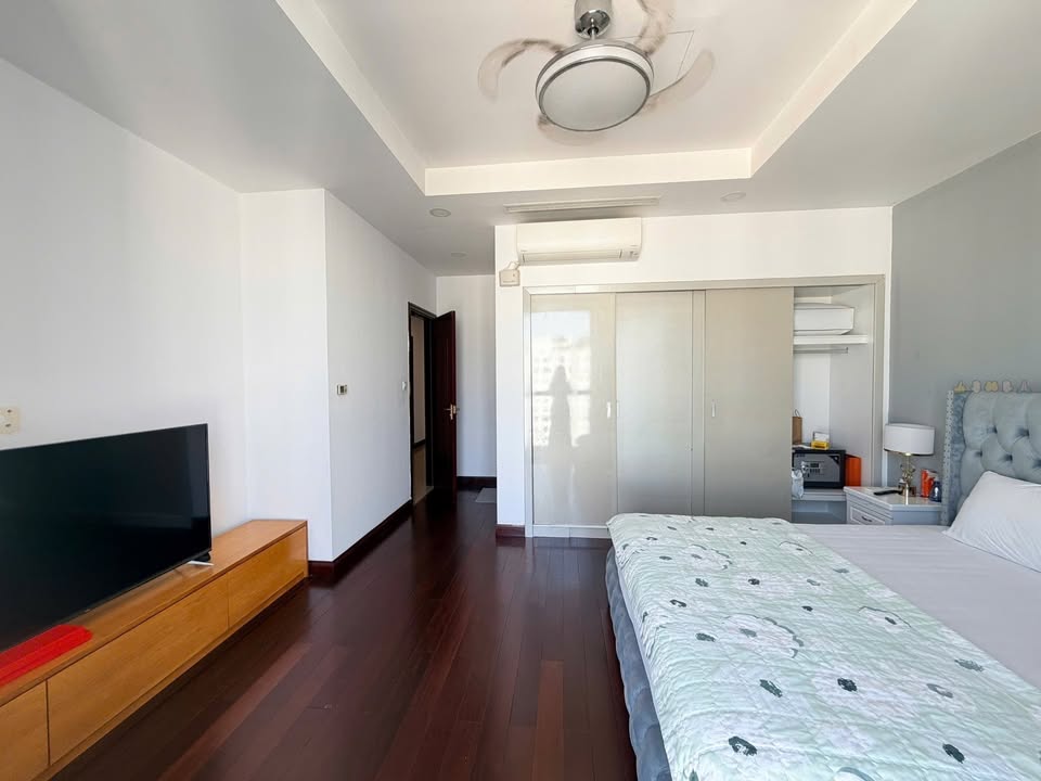 Căn hộ 3PN 131m² tại Royal City - Full nội thất hiện đại, sẵn sàng cho thuê!