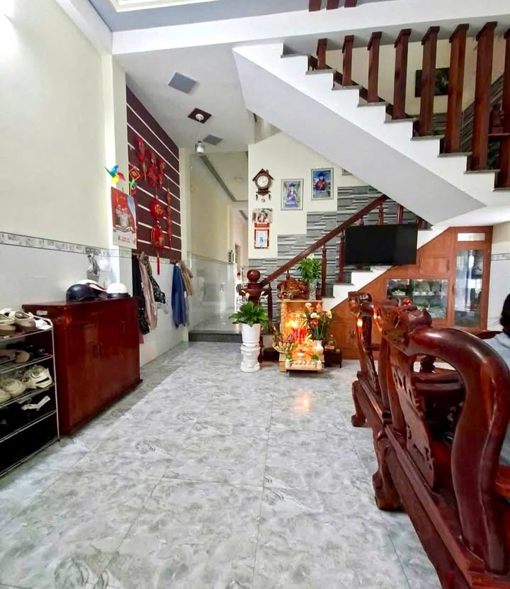 Nhà 2 tầng mặt tiền đường Trần Hưng Đạo, 101m² giá 4 tỷ - Nở hậu, gần hồ sinh thái Đống Đa!