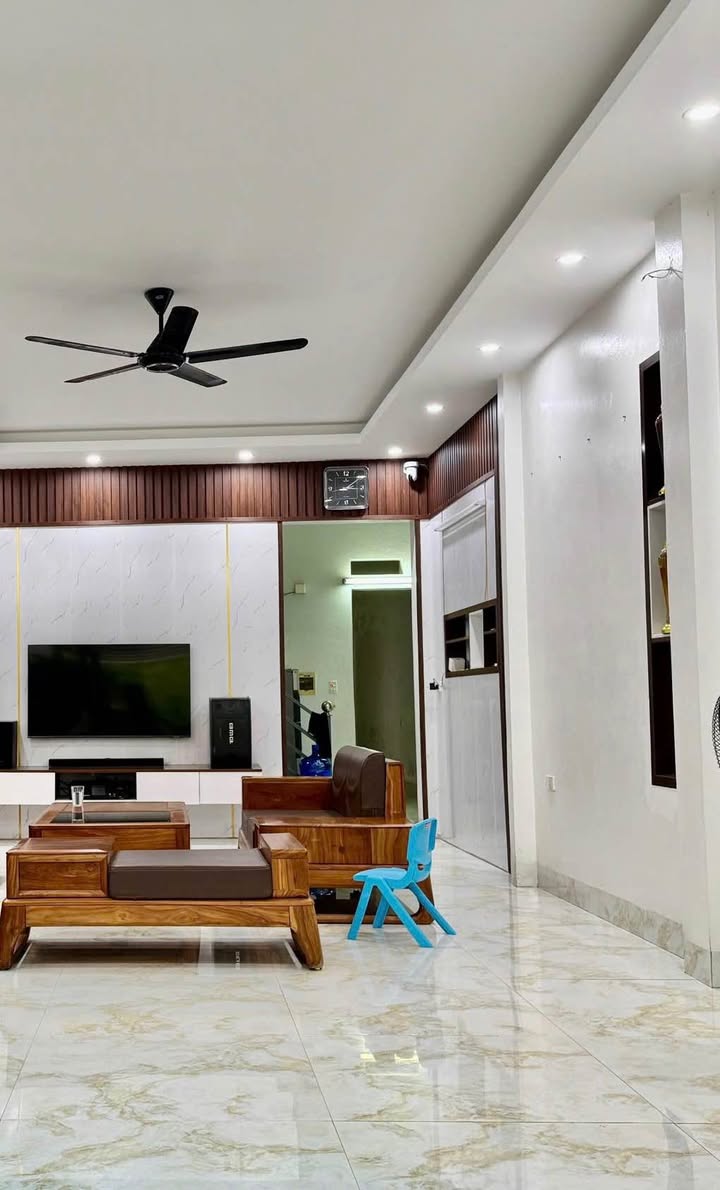 Nhà 2 tầng mặt đường Hòa Bình, phường Yên Thanh, 158m² giá 3 tỷ - Kinh doanh thuận lợi!