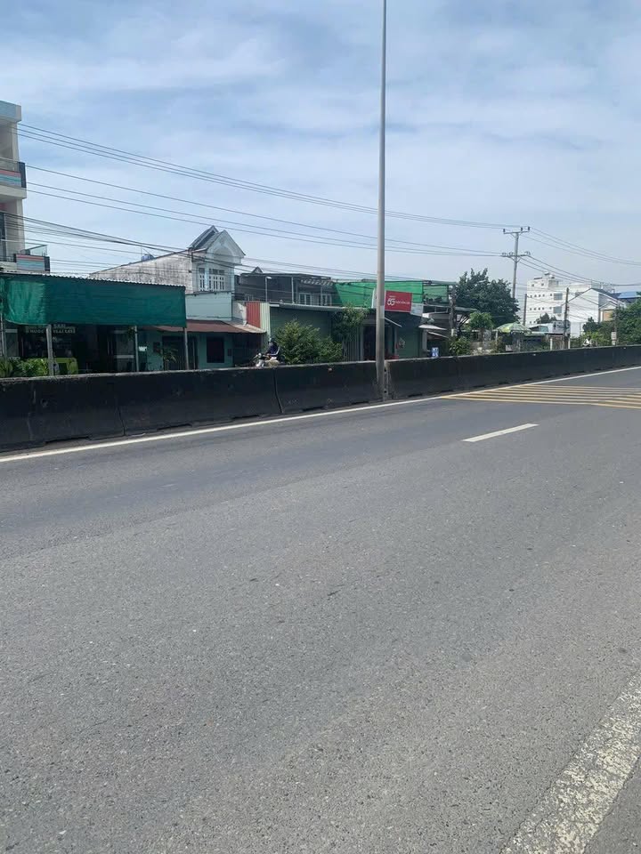 Nhà Mặt Tiền 824 Lương Hoà, Bến Lức 165m² giá 3.1 tỷ - Kinh doanh sầm uất!