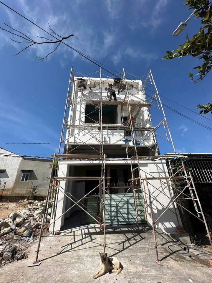 Nhà hẻm 102 Lê Thị Hồng Gấm, Pleiku 50m² giá 1.55 tỷ - Đường ô tô, sân rộng rãi!