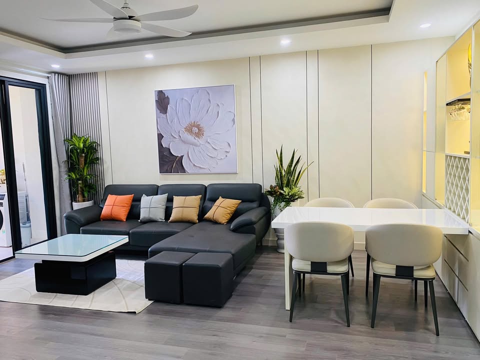 Căn hộ B11 Nam Trung Yên 70m² giá 6.2 tỷ - Full nội thất sang trọng!