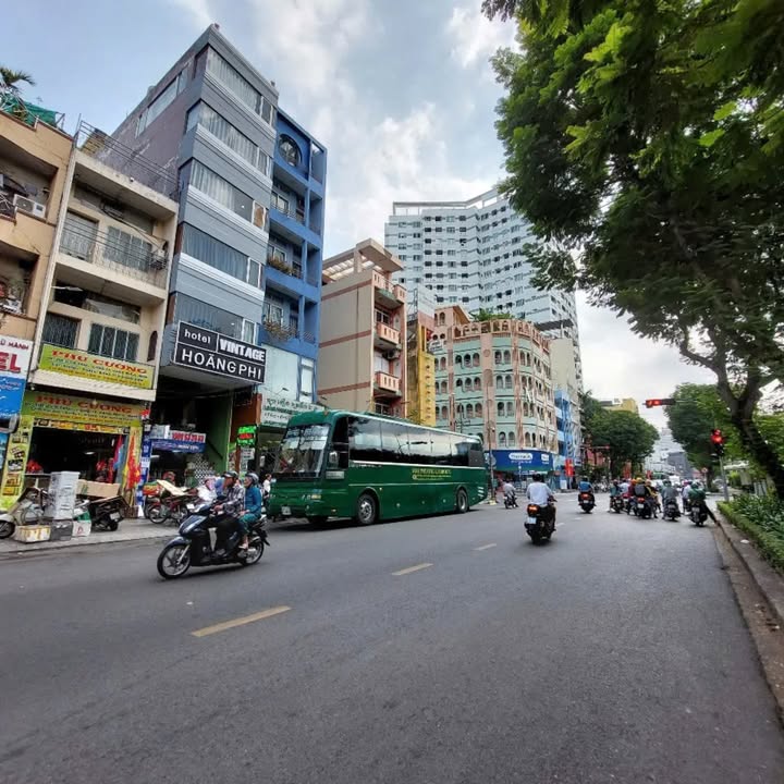 Mặt tiền Phạm Ngũ Lão, Quận 1, 120m² giá 110 tỷ - Cơ hội đầu tư hiếm có!