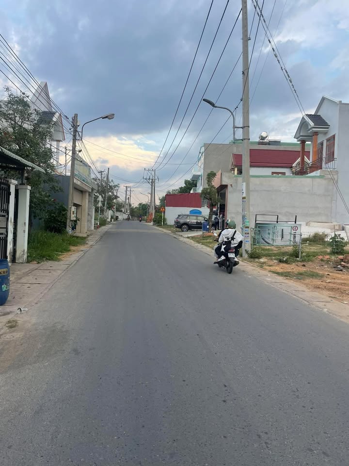 Nhà phố 1 lầu 1 trệt tại phường Tân Định, Bến Cát - Giá hấp dẫn 3 tỷ VND!