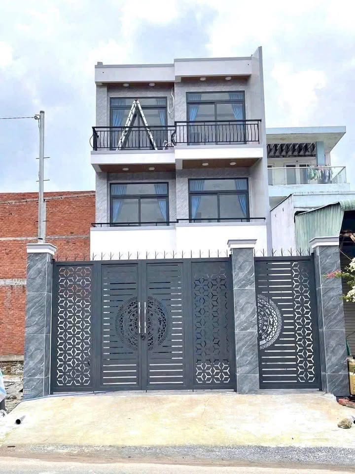 Nhà 1 trệt 2 lầu mặt tiền đường DX69, Thủ Dầu Một 97m² giá 4.1 tỷ - Vị trí kinh doanh đắc địa!