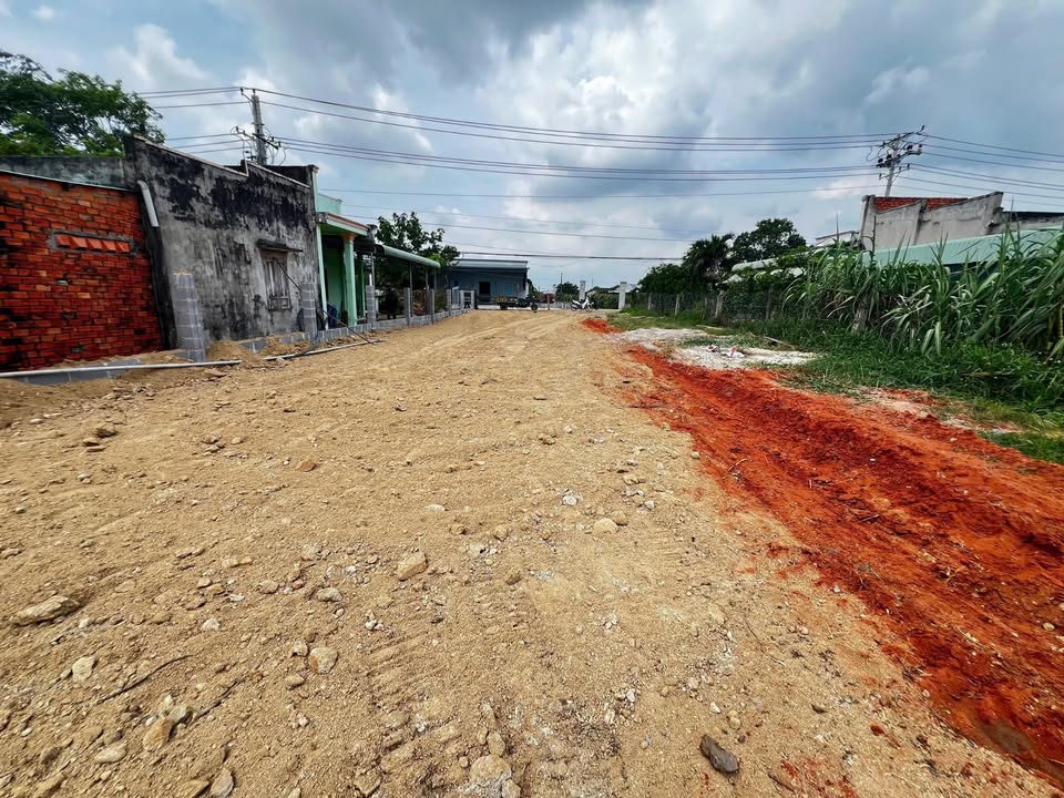 Đất mặt tiền đường bê tông thôn Phú Nhang, 1400m² giá 2 tỷ - Cơ hội đầu tư hấp dẫn!