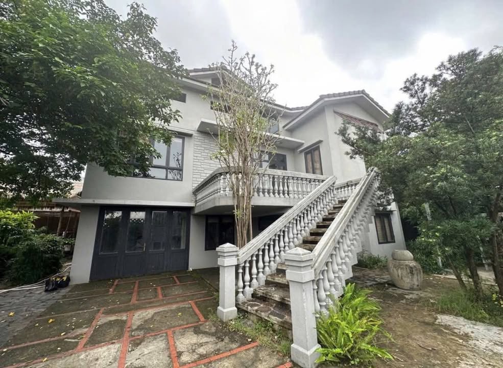 Biệt thự cho thuê mặt tiền Võ Chí Công, Hòa Quý 700m² - Full nội thất sang trọng!