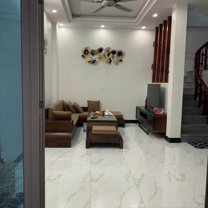 Nhà 3 tầng đường Trần Thánh Tông, 46m² giá 2.15 tỷ - Hướng Tây, thương lượng tốt!