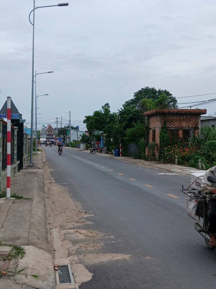 Đất nền 3000m² mặt tiền đường Ấp Chánh - Giá 8 tỷ, thương lượng ngay!