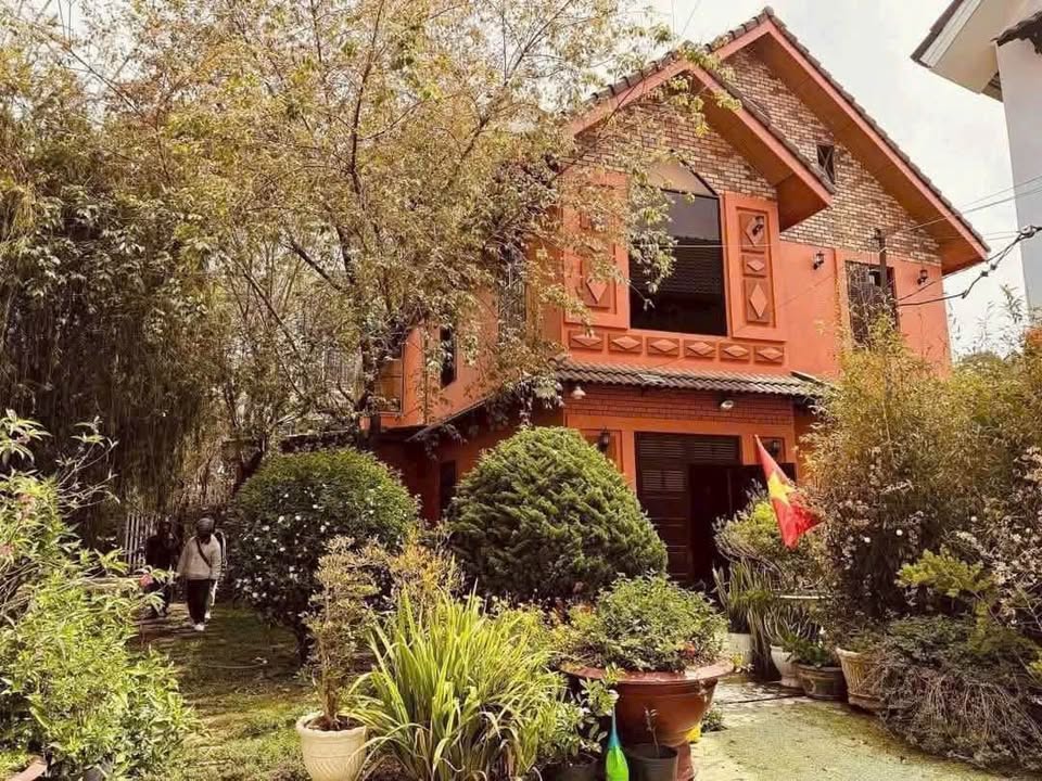 Nhà riêng Đà Lạt 631m² giá 25 tỷ - Sân vườn rộng thoáng, tiện nghi đầy đủ!