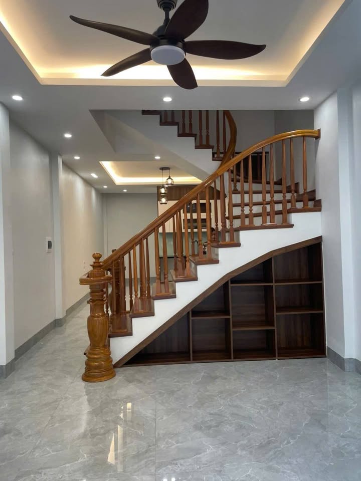 Nhà 4 tầng Ngọc Thụy 55m² giá 10 tỷ - Ô tô đỗ cửa, gần trường học!