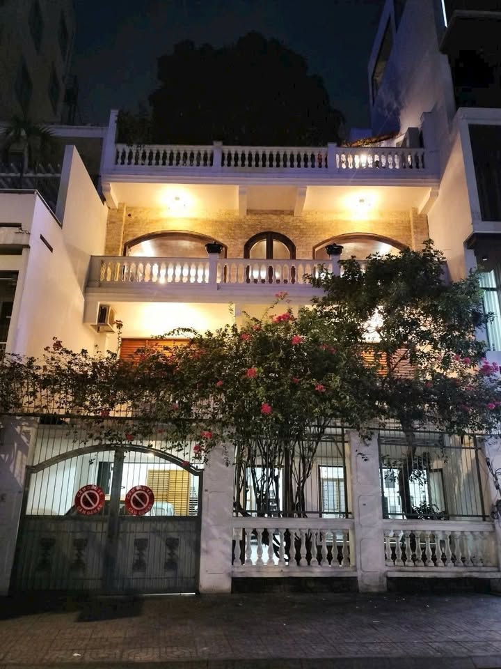 Biệt thự quận 1, 234m² giá 125 tỷ - Sân vườn, hồ bơi sang trọng!