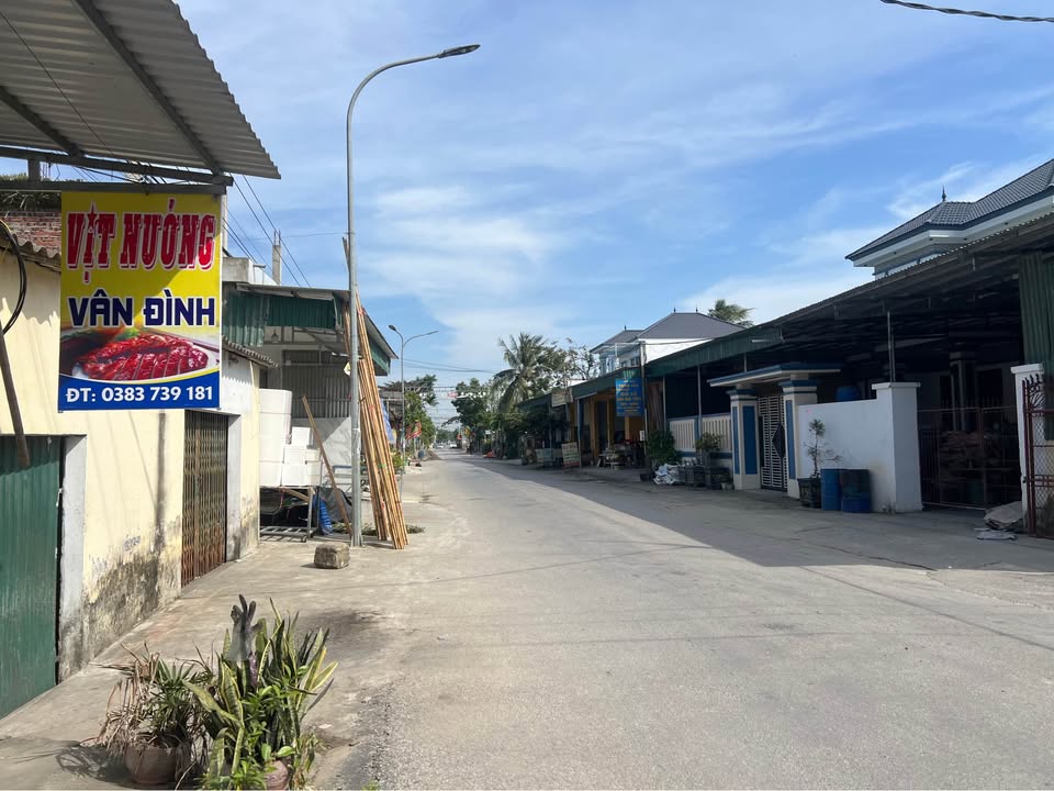 Bán đất tặng nhà mặt đường Quảng Lưu 192m² giá 2.7 tỷ - Vị trí kinh doanh đắc địa!