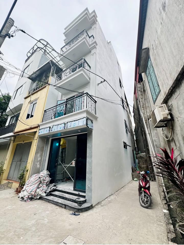 Nhà 5 tầng Thạch Bàn 32m² giá 6 tỷ - Ô tô đỗ gần, thiết kế thông minh!