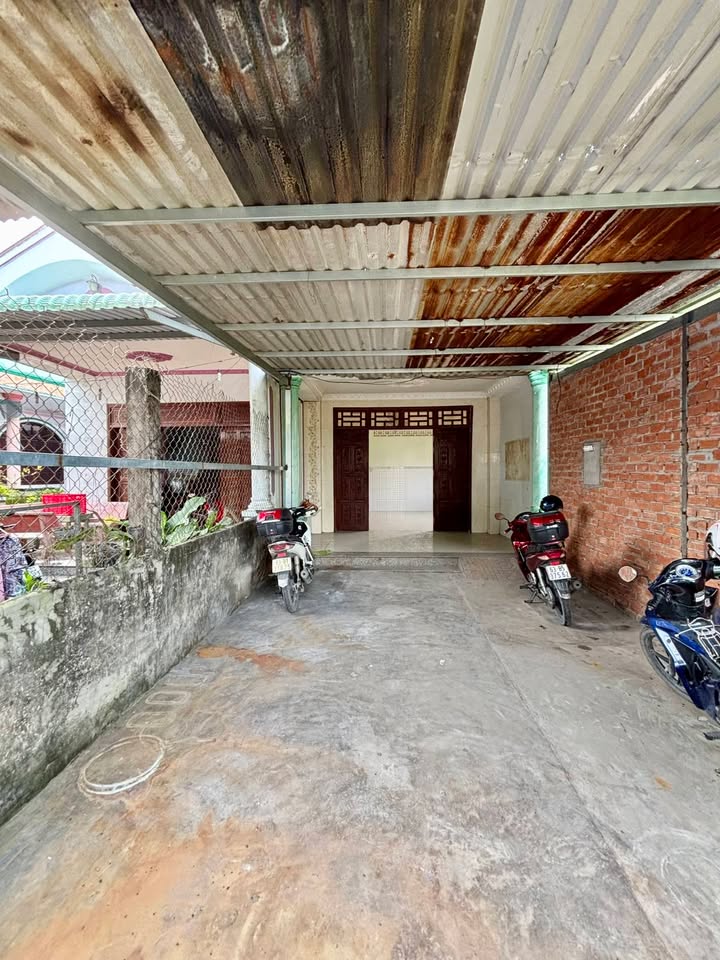 Nhà đẹp 272.3m² mặt tiền QL1A - Phù hợp kinh doanh, chỉ 2.4 tỷ!