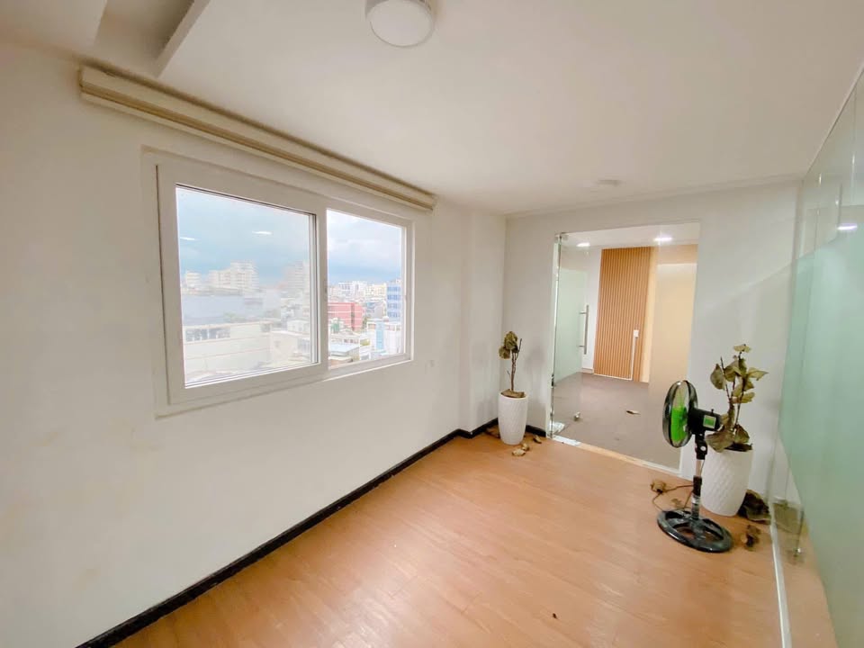 Cho thuê văn phòng kết hợp phòng ngủ tại 138 Lê Văn Sỹ, Phú Nhuận 100m² - Mặt tiền, thang máy tiện lợi!