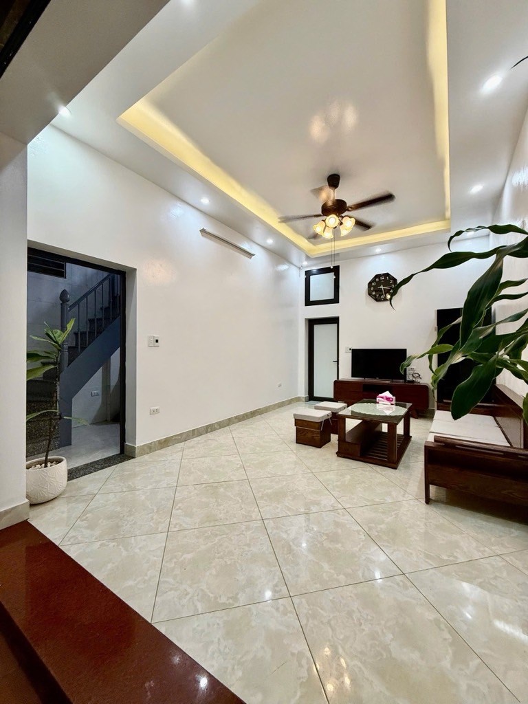 Nhà phố Hào Nam 40m² giá 6.95 tỷ - Ngõ thông ô tô, gần nhiều tiện ích!