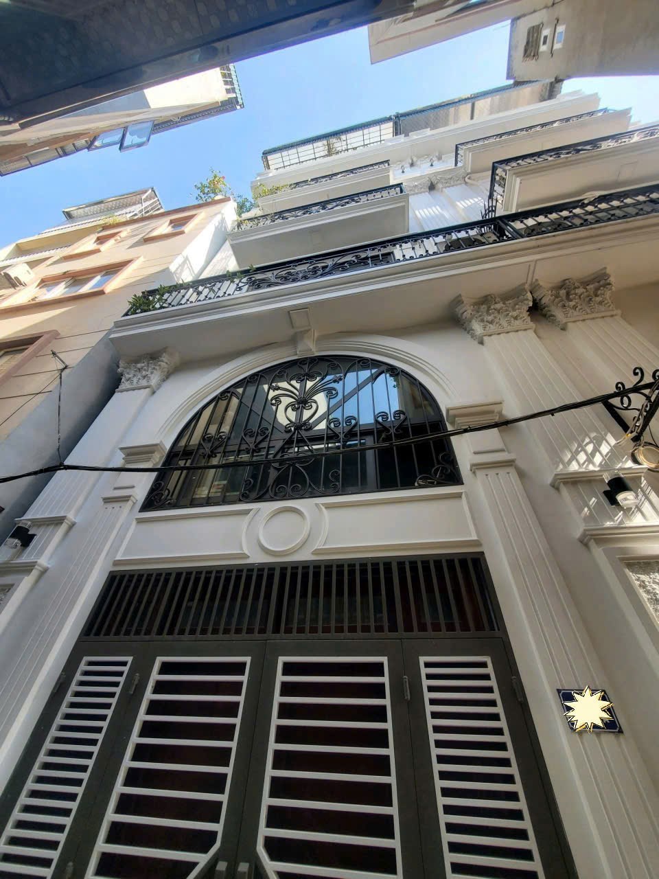 Nhà 6 tầng Thạch Bàn, Long Biên 42m² giá 9.6 tỷ - Ô tô đỗ cửa, nội thất cao cấp!