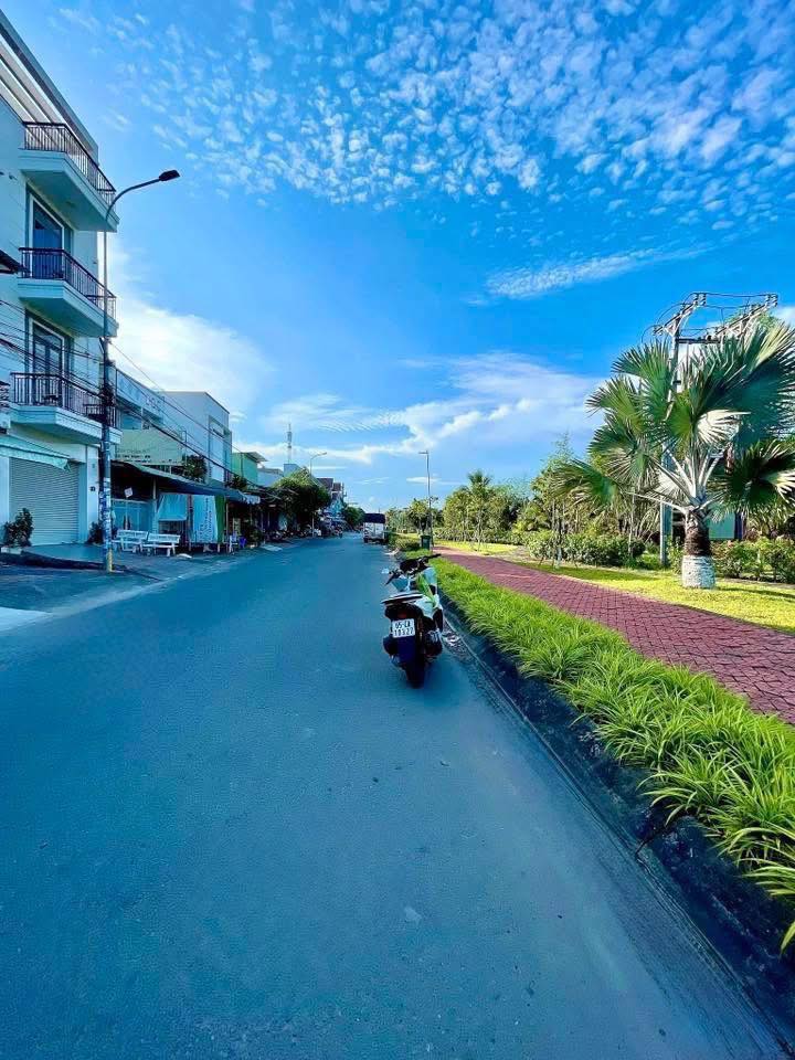 Nhà Trệt 2 Lầu Đối Diện Công Viên Tại Tân An - 6,5 Tỷ - Sẵn Sàng Vào Ở!