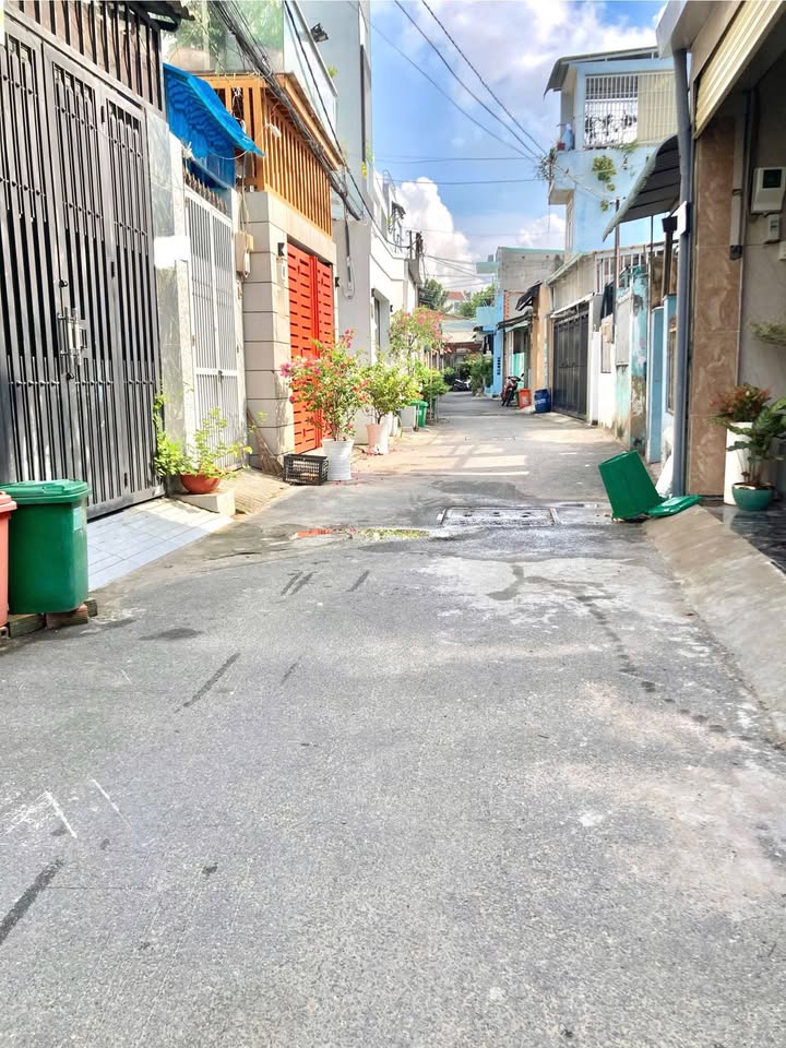 Nhà riêng Thủ Đức 70m² giá 3.99 tỷ - Hẻm ô tô, tặng nhà cấp 4