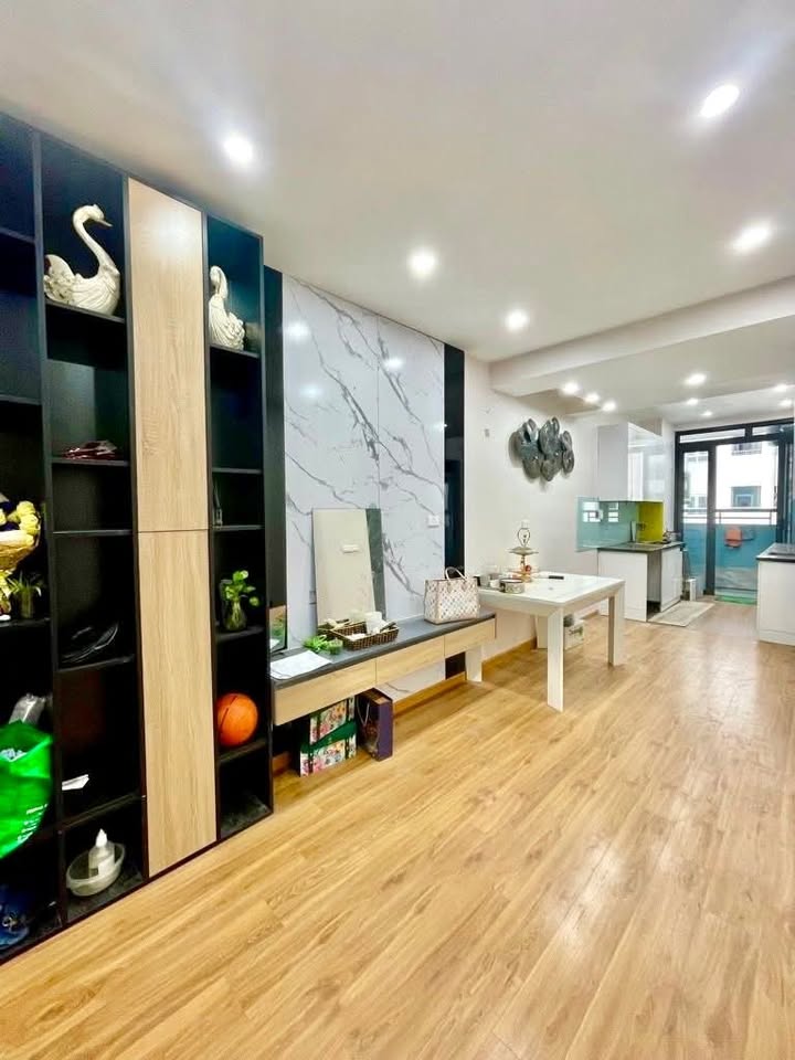 Chung cư Nam Trung Yên 47m² giá 4.79 tỷ - Sổ đỏ chính chủ, nội thất đầy đủ!