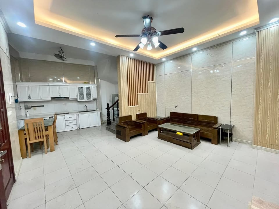 Nhà 4 tầng tại TTTM Chợ Mơ, 38m² giá 5 tỷ - Khu vực trung tâm sầm uất!