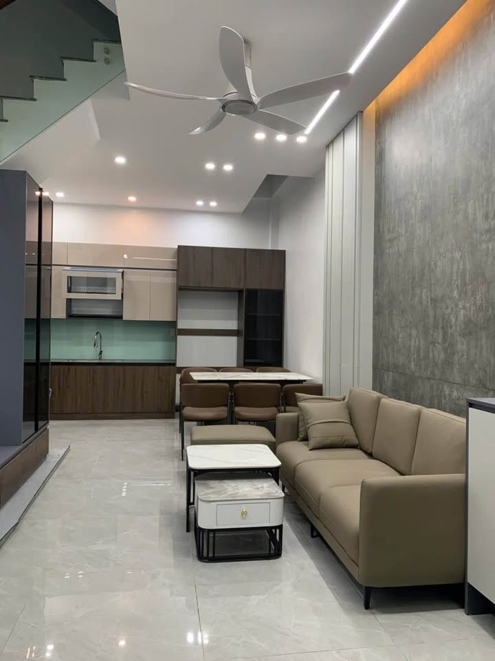 Nhà 3 tầng Phường Trần Lãm 40m² giá 2 tỷ - Thiết kế hiện đại, ô tô đậu sát nhà!