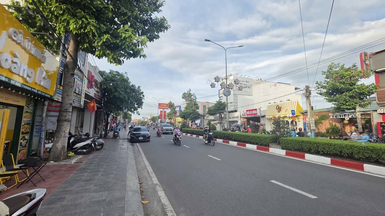 Nhà mặt tiền đường Truông Tre Dĩ An 200m² giá 16 tỷ - Đầu tư sinh lời cao!