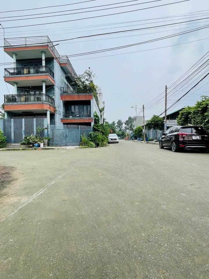 Đất nền Dĩ An 100m² giá 4 tỷ - Vị trí đẹp, chính chủ bán!