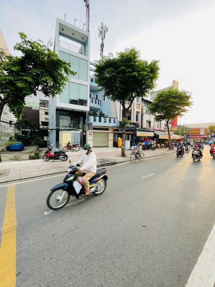 Bán gấp FrontHouse đường Phạm Văn Đồng, Quận Bình Thạnh, 92m² giá chỉ 24.5 tỷ!