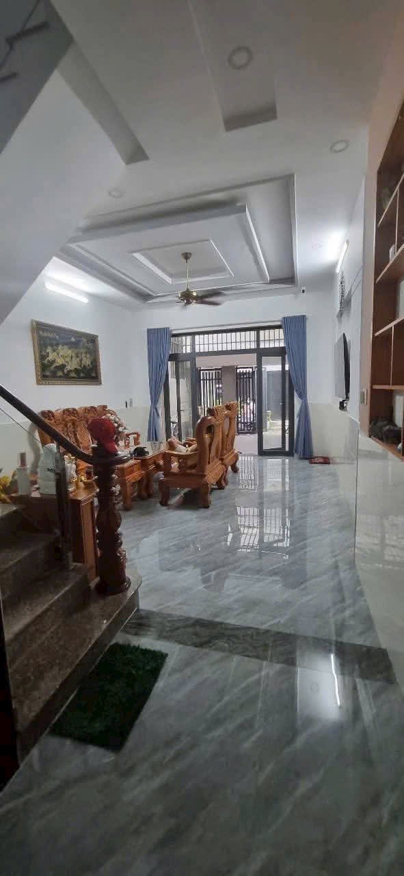 Nhà bán Hóc Môn 86m² giá 5.3 tỷ - Đường nhựa, gần công viên sinh thái!