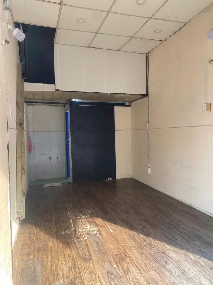 Cho Thuê Mặt Bằng Kinh Doanh Mặt Tiền Đường Lê Văn Việt 30m² giá 6.5 triệu - Vị trí đắc địa, đông đúc!