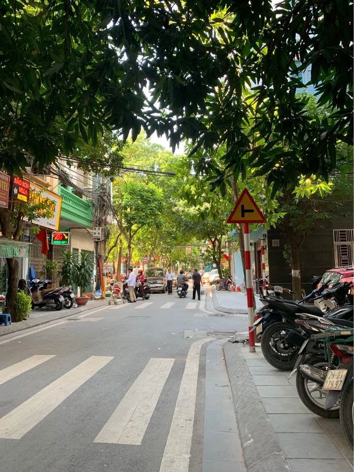 Nhà phố đẹp Trần Thái Tông, Cầu Giấy 40m² giá 19.7 tỷ - Kinh doanh sầm uất!