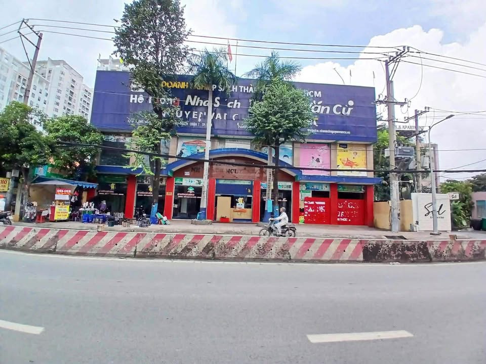 Nhà mặt tiền Huỳnh Tấn Phát Quận 7, 1400m² - Cho thuê 400 triệu/tháng!