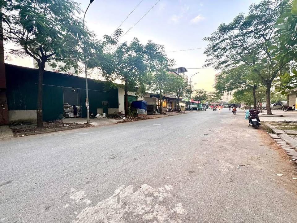 Mặt phố Thanh Trì 84m² giá 27 tỷ - Kinh doanh sầm uất, dân cư đông đúc!