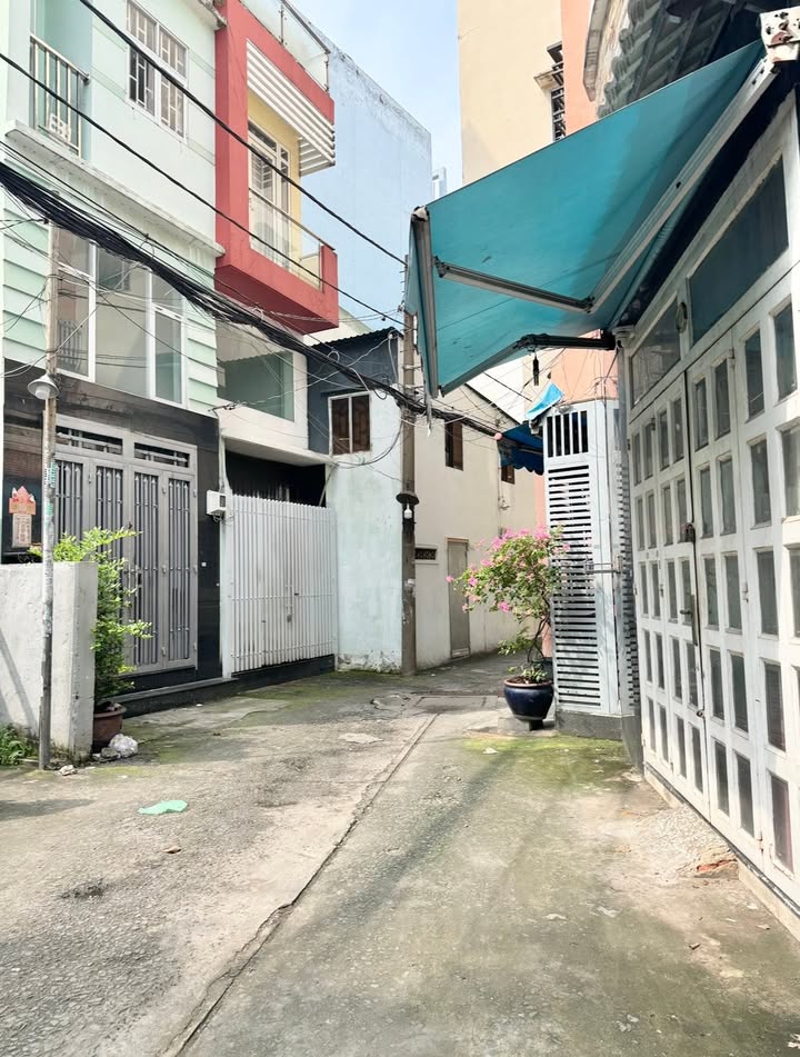 Nhà 3 tầng Nguyễn Tri Phương, Quận 10, 18m² giá 5 tỷ - Hẻm thông thoáng, sổ hồng chính chủ!