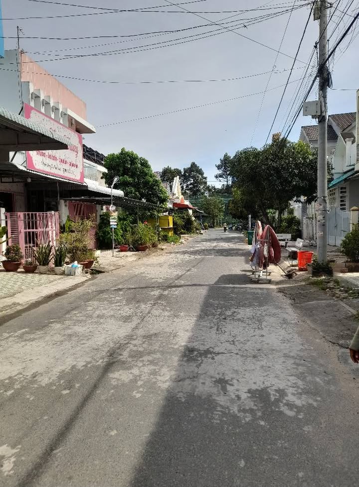 Nhà cấp 3 mặt tiền đường 5x17m tại Châu Phú, An Giang - Giá chỉ 2.9 tỷ!